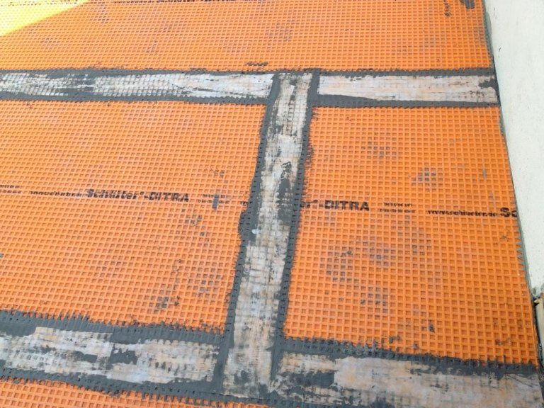 Un primo piano di un pezzo di materiale arancione su cui è scritto ditra