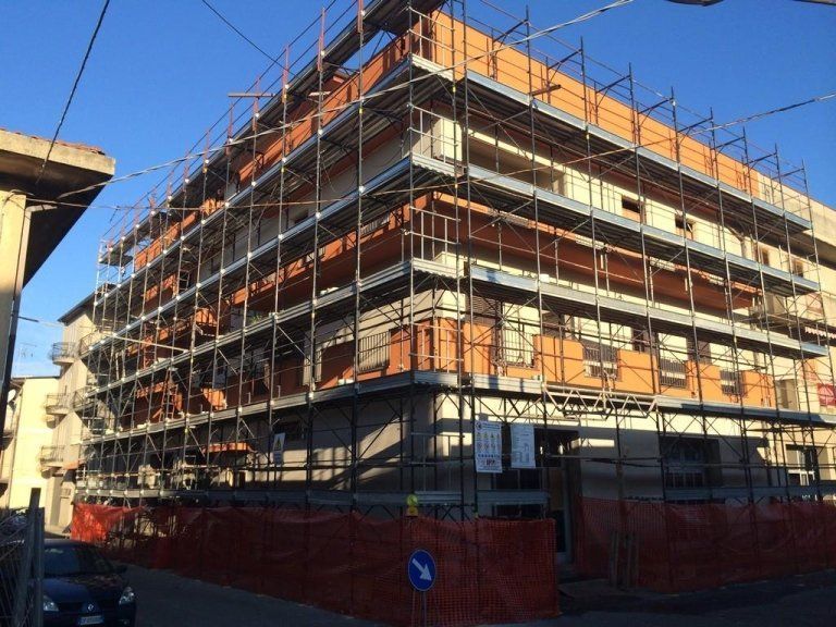 Montaggio ponteggi su cantiere
