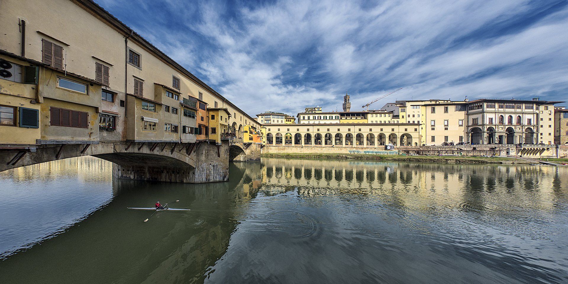 uomo in canoa sull'Arno