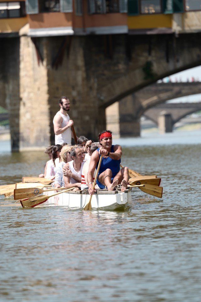 gruppo di canottieri in Canoa nel fiume Arno