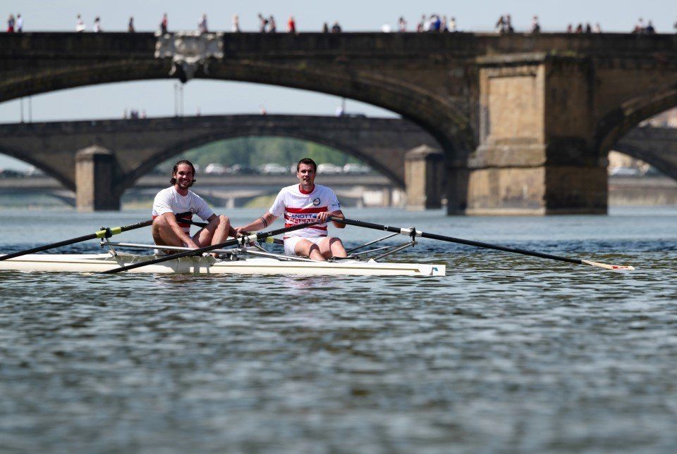 canottieri nel fiume Arno