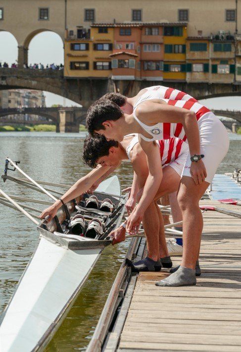 giovani canottieri sull'Arno