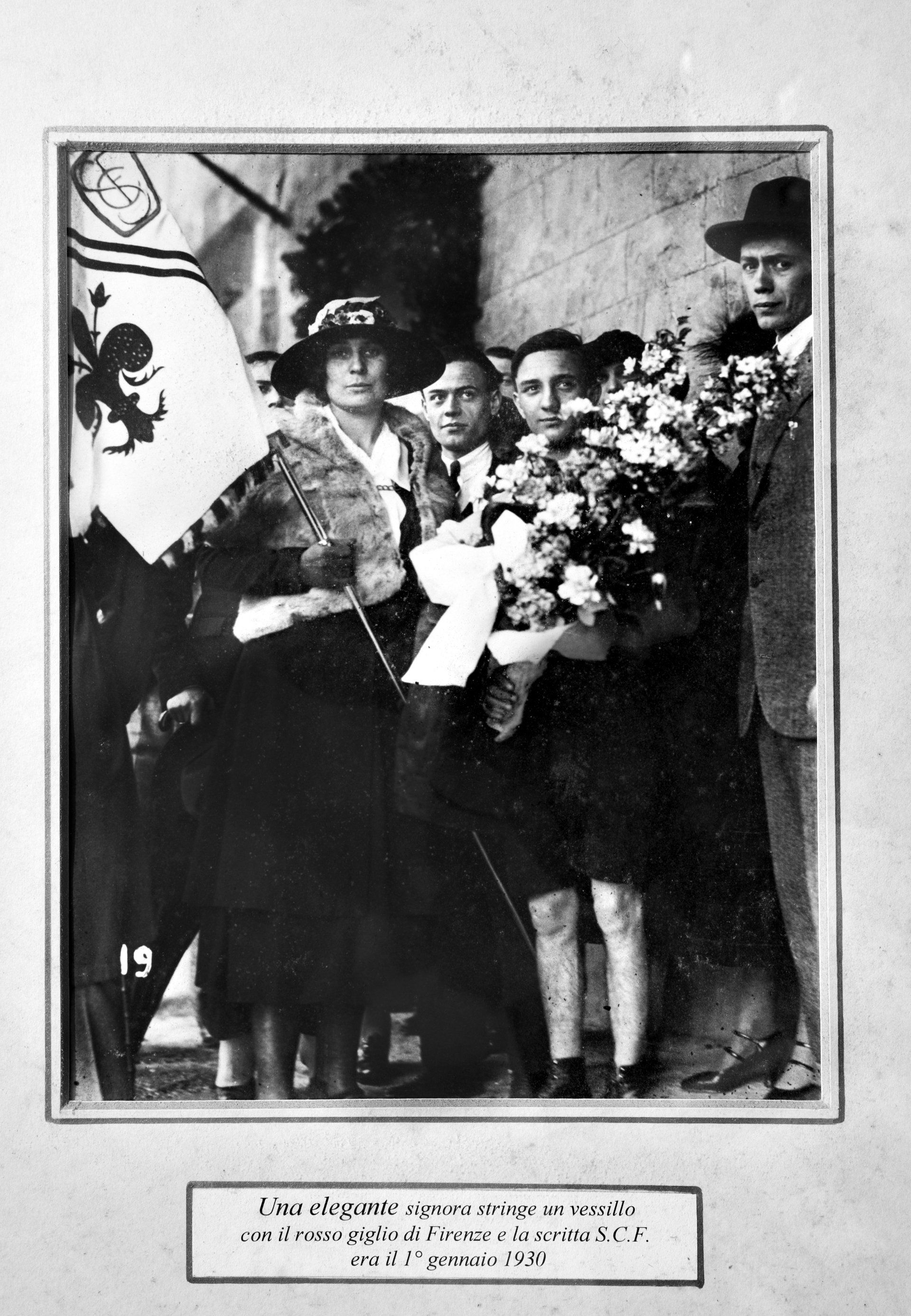 Woman during the fascist era with a banner of Florence together with the rowers