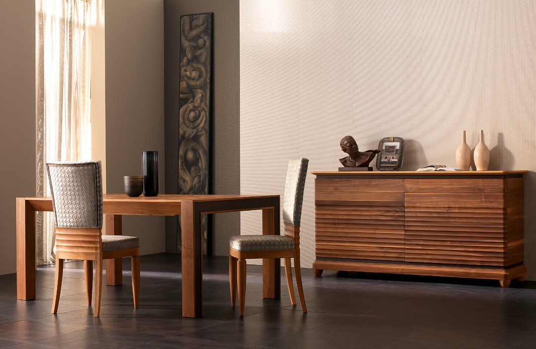 soggiorno moderno con tavolo in legno