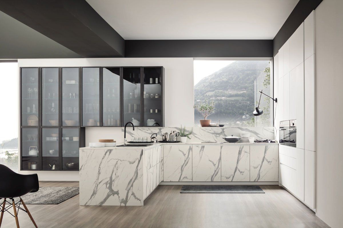 cucina con penisola in marmo
