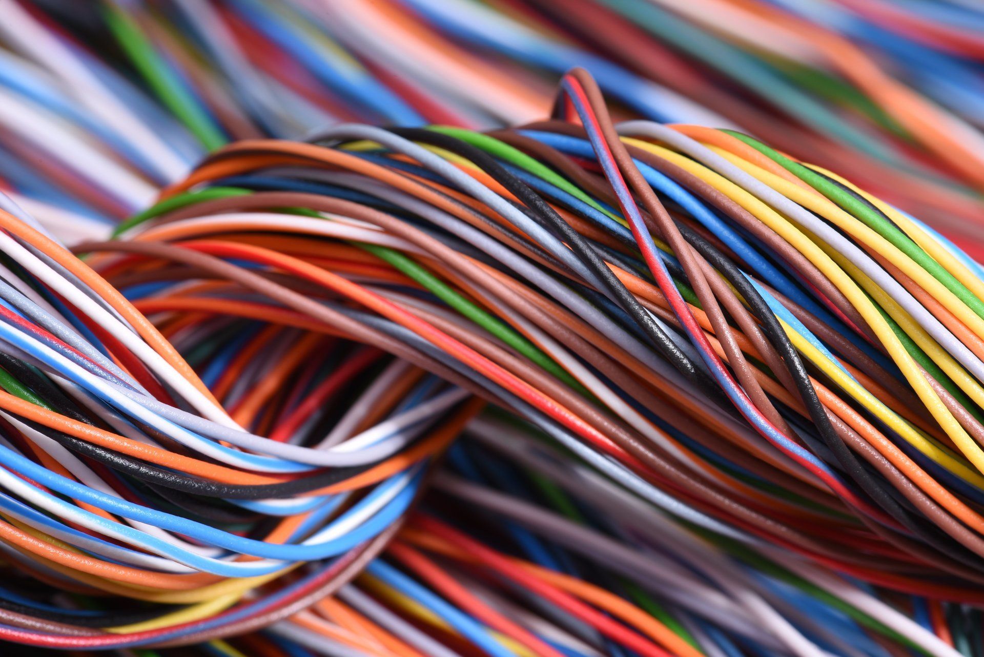 Bunte elektrische Drähte, die zusammengebündelt sind.