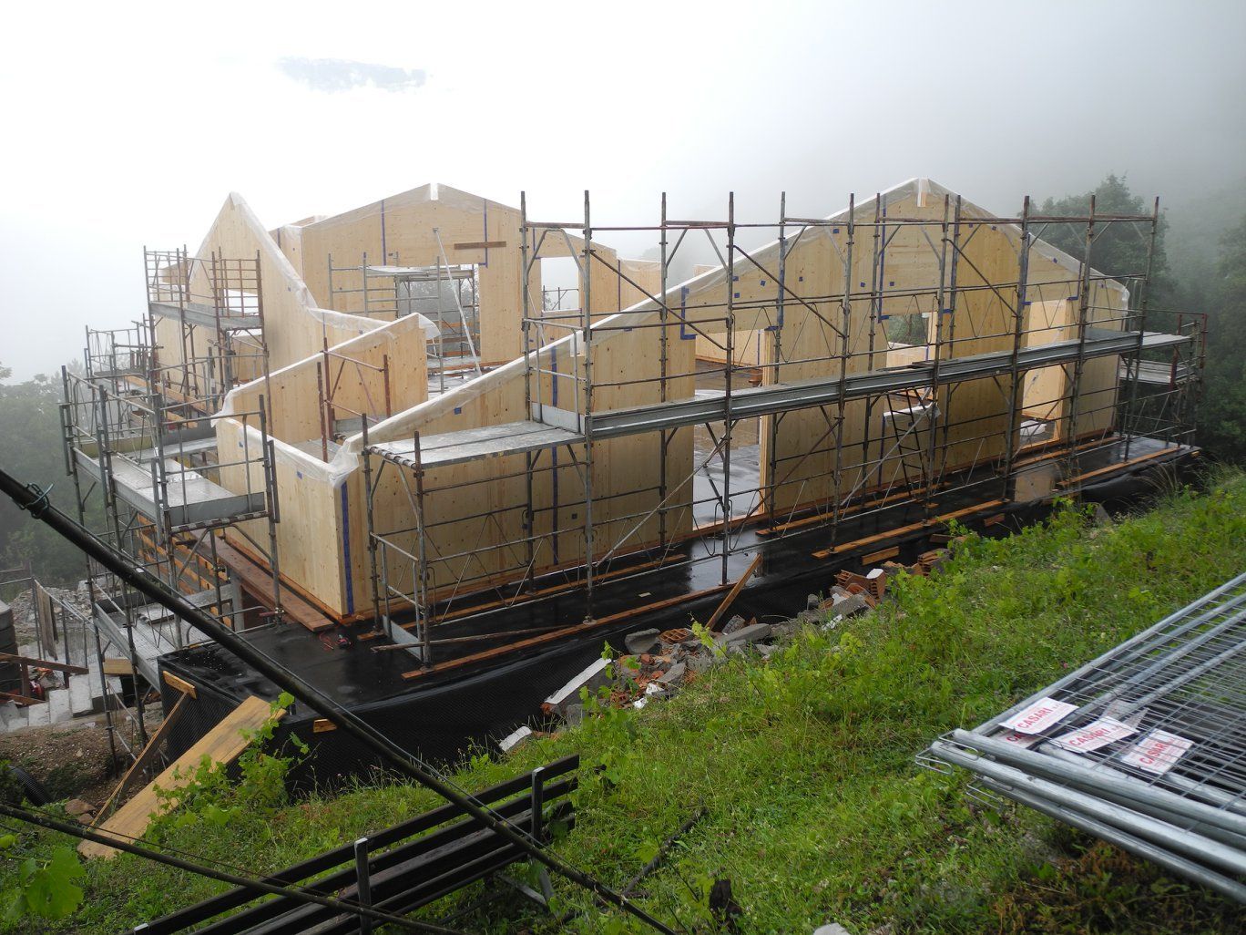 casa in legno in costruzione con ponteggi 15