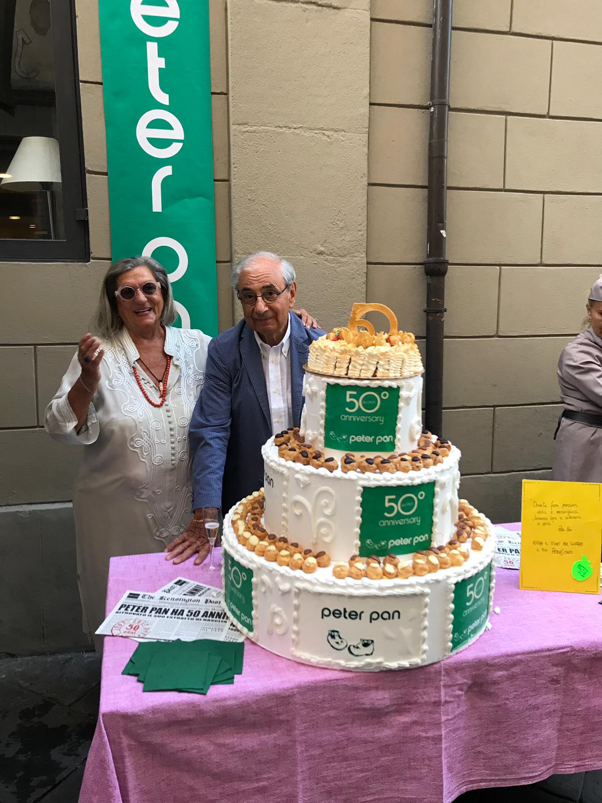 titolari del negozio di scarpe per bambini durante un festeggiamento
