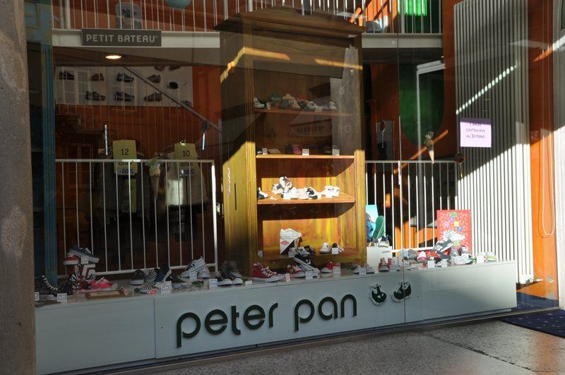 negozio di vestiti e scarpe di marca per bambini