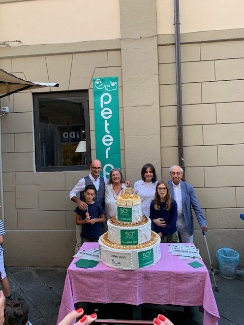 celebrazioni presso il cortile del negozio di scarpe per bambini