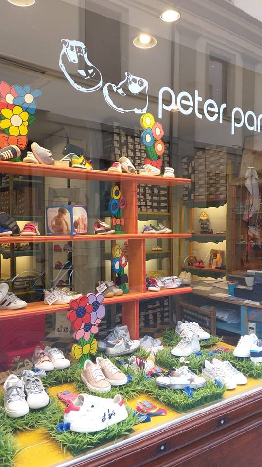 vetrina del negozio di scarpe per bambini