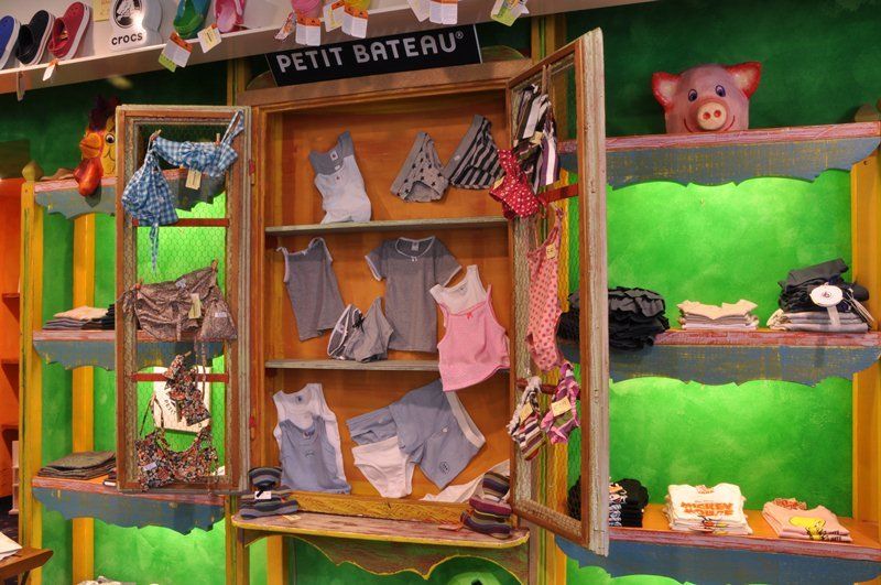 interno del negozio di abbigliamento e calzature per bambini