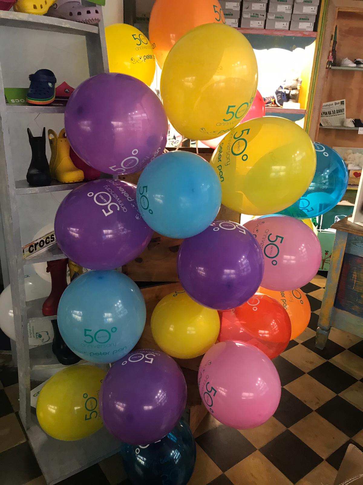 palloncini all'interno del negozio di calzature per bambini