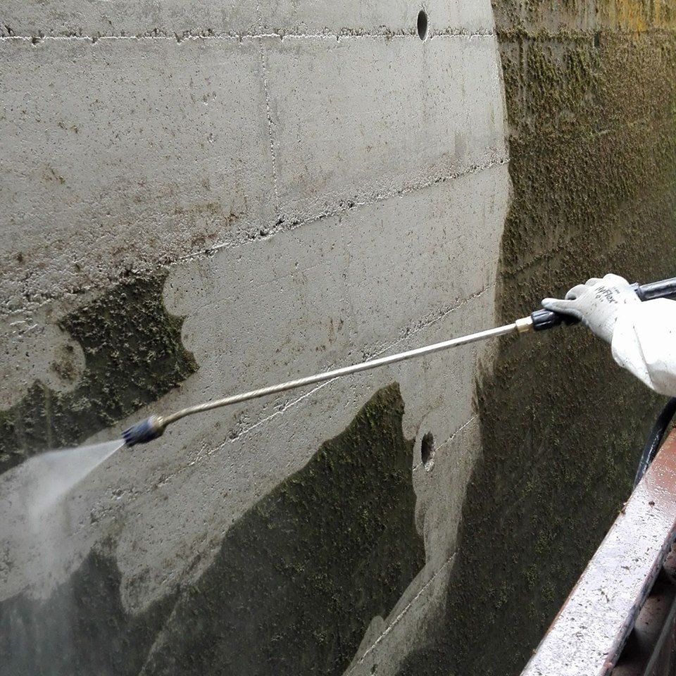 Pulizia muro con idropulitrice