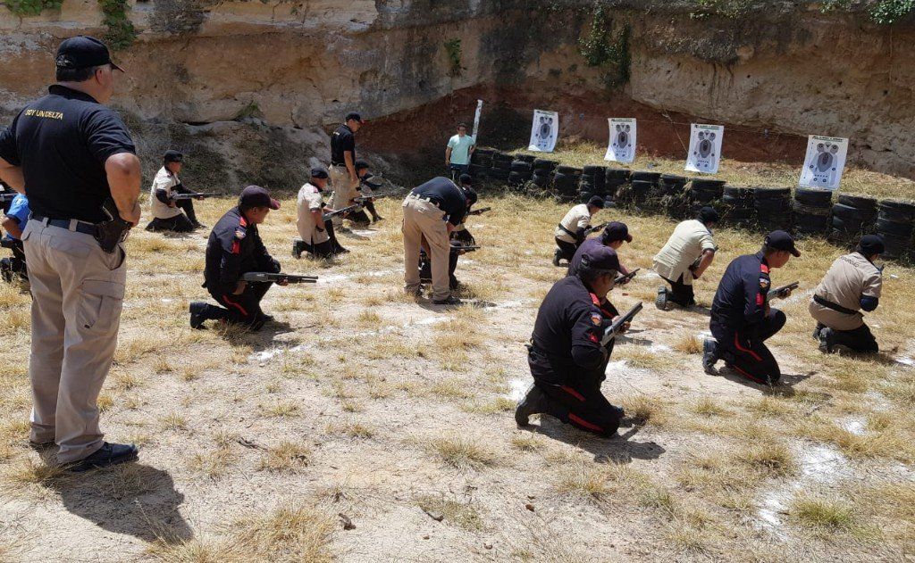Vigilancia y Protección Delta S.A personas en entrenamiento con armas