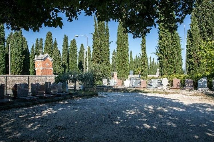 lapidi e cipressi