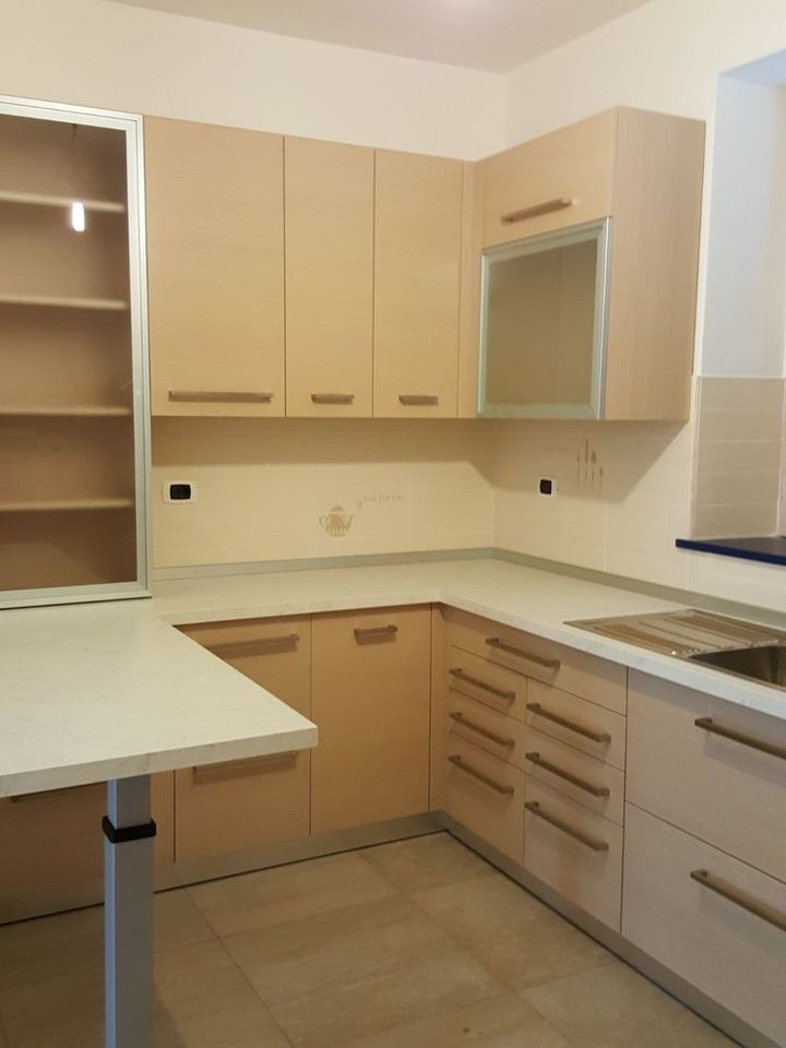 cucina componibile in legno chiaro