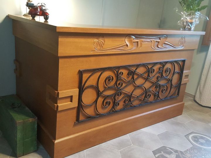 baule in legno con decoro in ferro battuto
