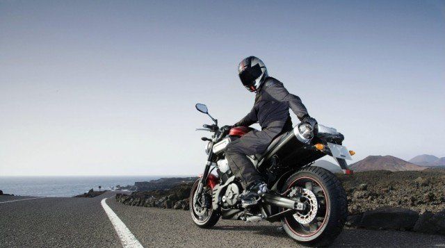 motociclista su strada