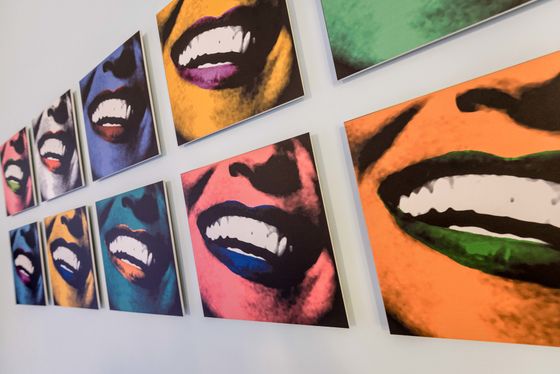 Quadri rappresentanti sorrisi in colori diversi