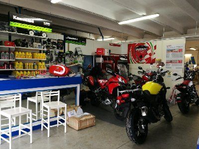 interno del negozio xon moto in esposizione