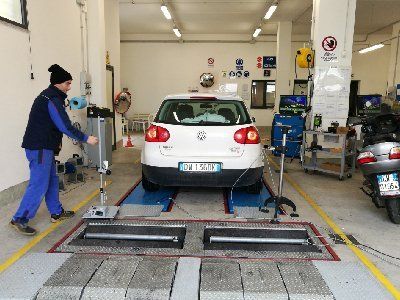 ponte officina con macchina