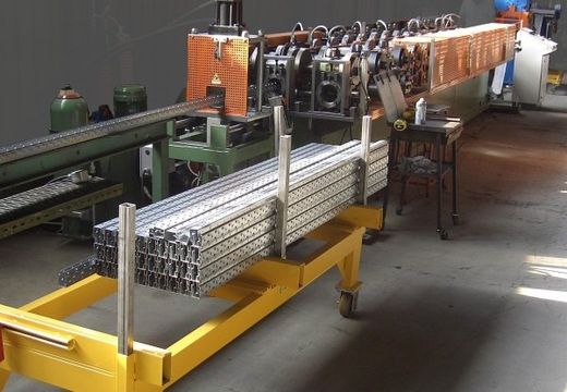 macchina produzione ripiani per scaffalature