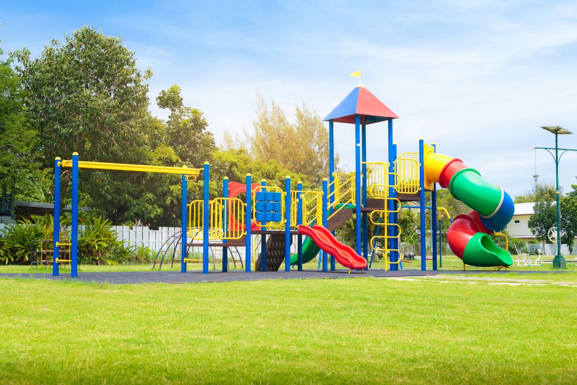 Bambini giocano all'aperto