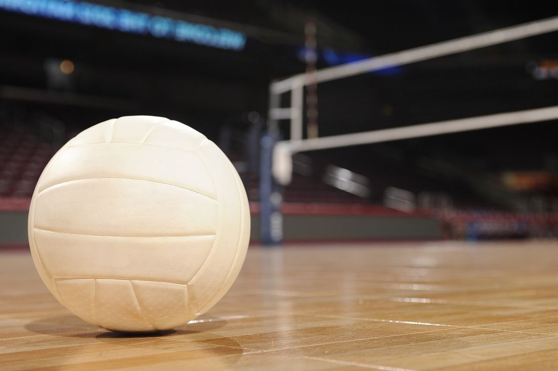 Pallone in un campo da pallavolo