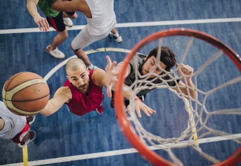 Una concitata partita di pallacanestro