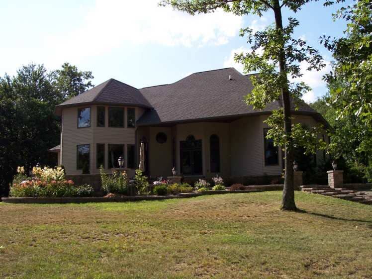 Modern Decorative House at Lake Moses — Refreshing Shaded House in Marion, IL