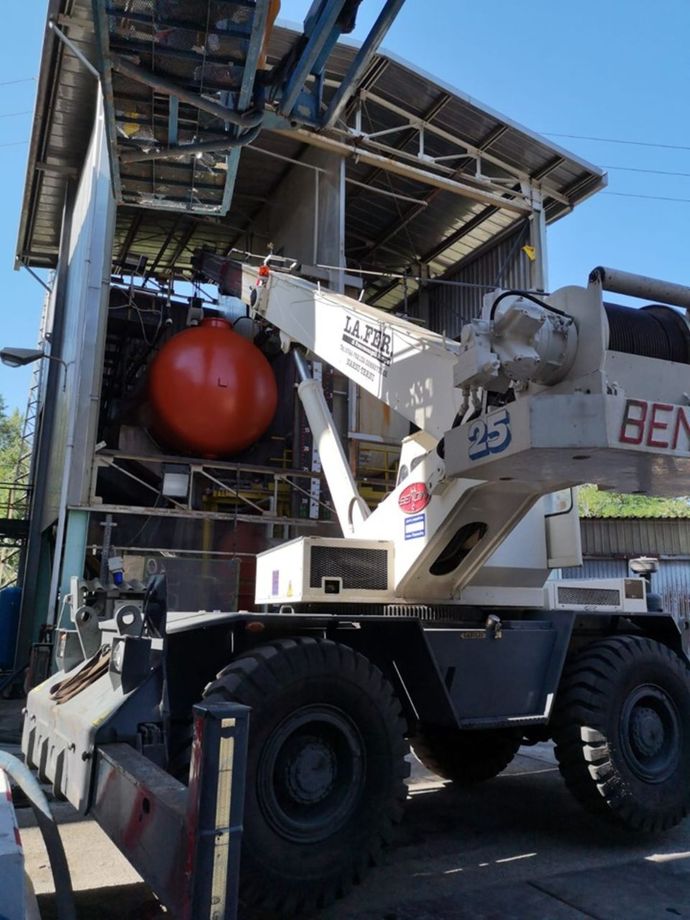 macchinario durante una lavorazione in una struttura metallica di grandi dimensioni