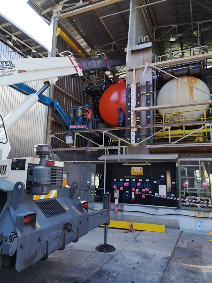 industria con serbatoi di grandi dimensioni