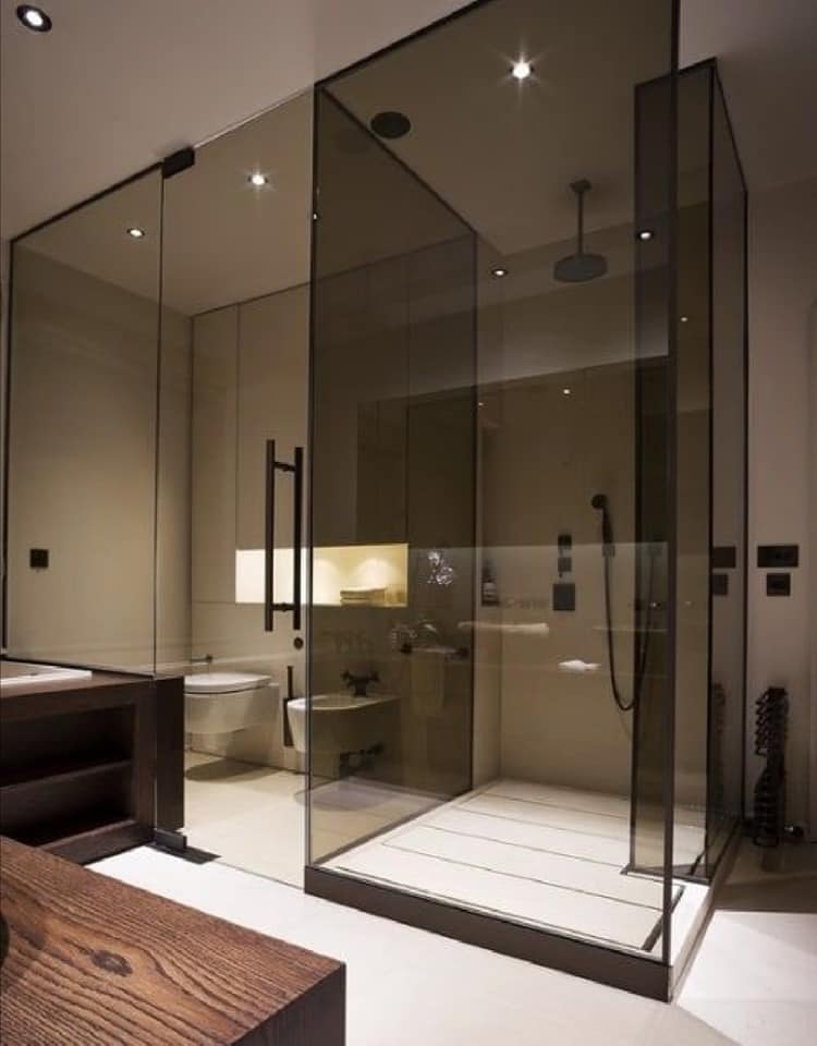 Bagno con grande box doccia