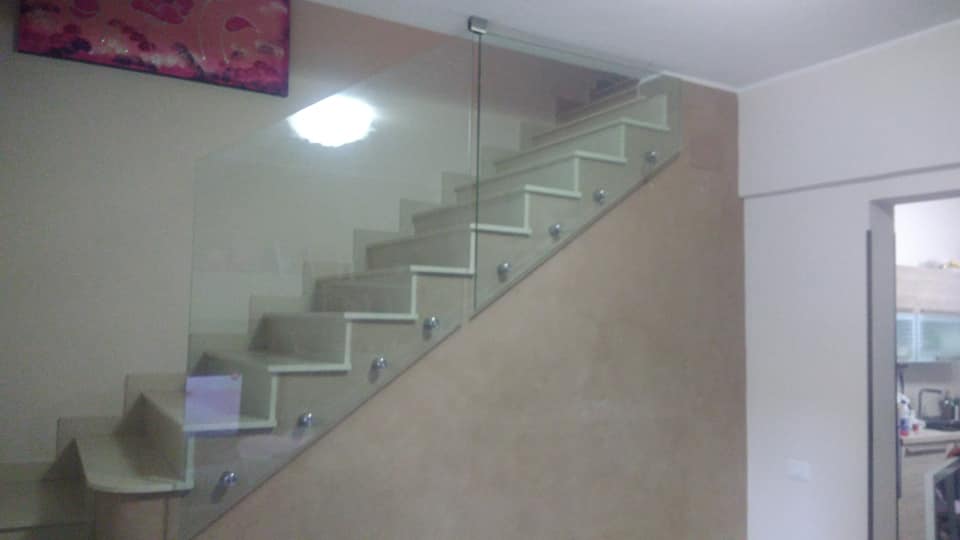 Scala con parapetto in vetro