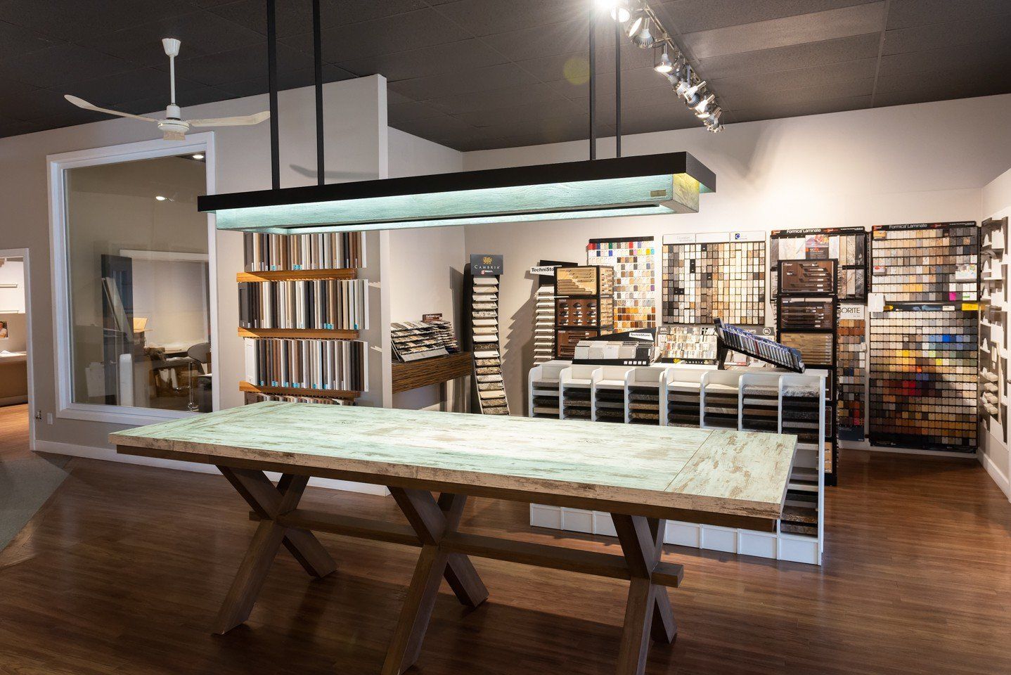 gros plan duà l'intérieur du magasin d'armoires avec une grande table en bois comptoir de la salle de bain avec des plantes de décoration