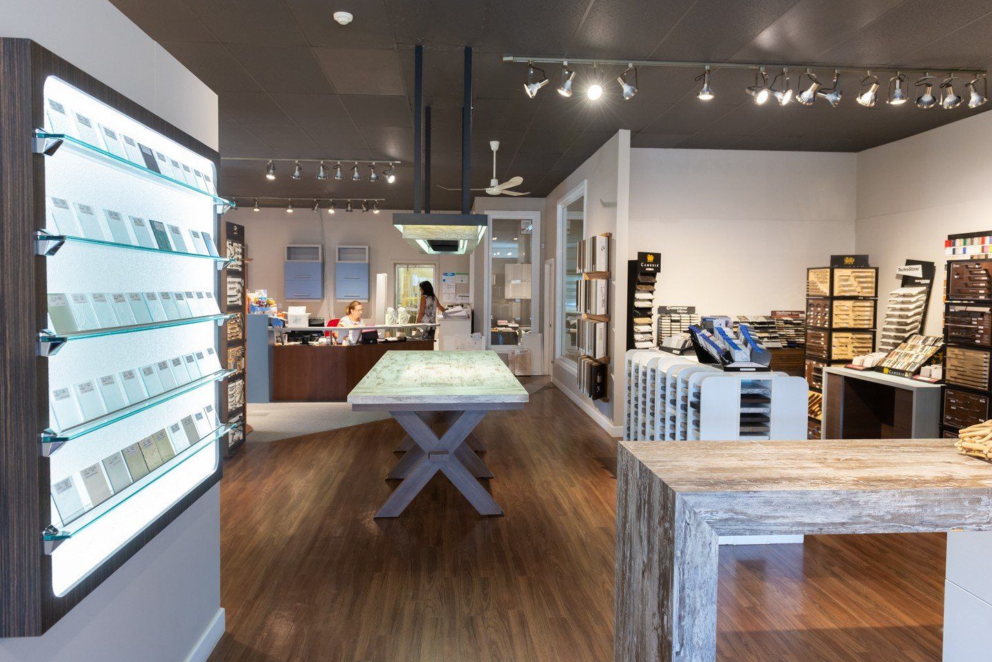 à l'intérieur du magasin de design de salle de bain et de cuisine