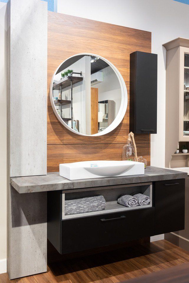 salle de bain moderne avec armoires blanches et miroir rond