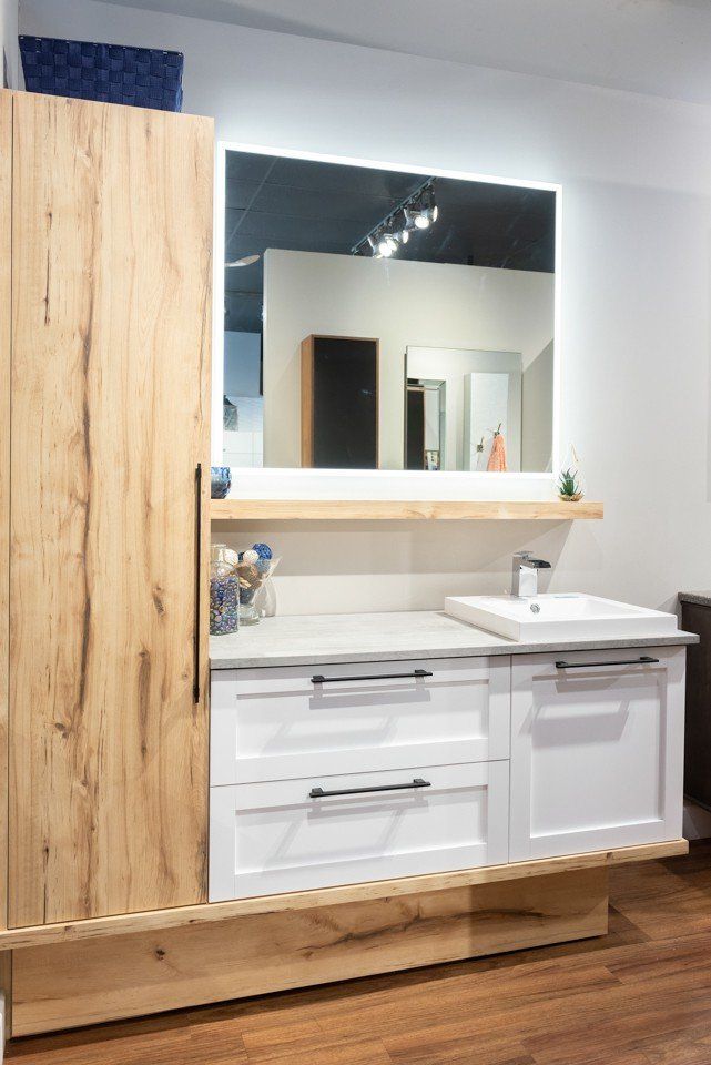 salle de bain moderne avec tiroirs blancs et armoires beiges