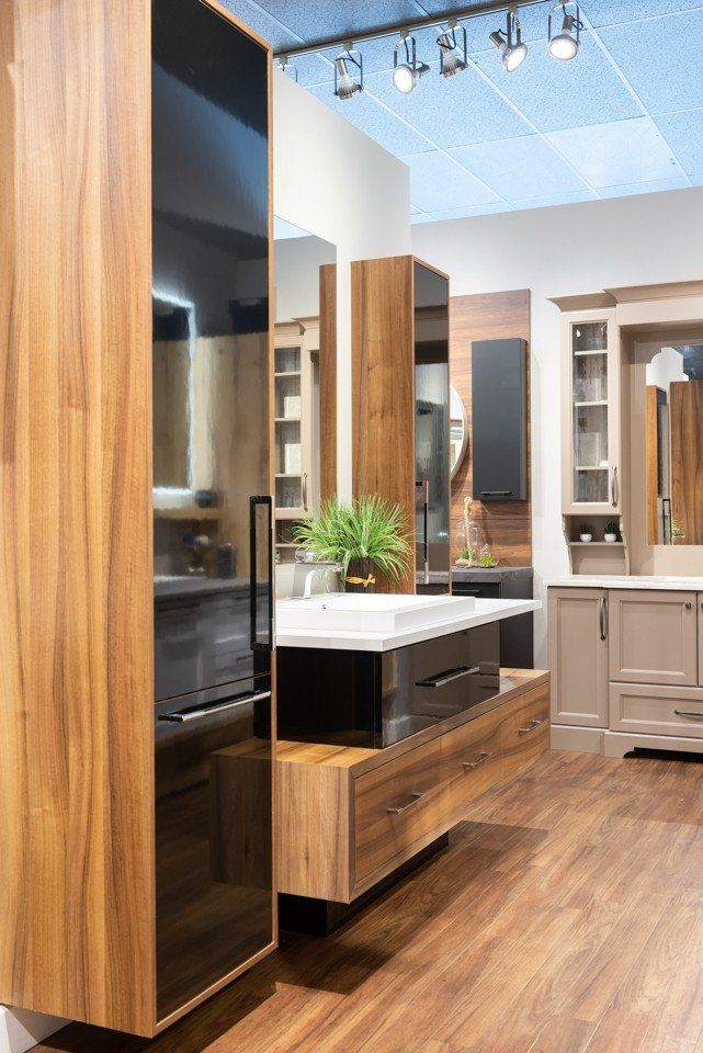 salle de bain avec armoires noires et brunes