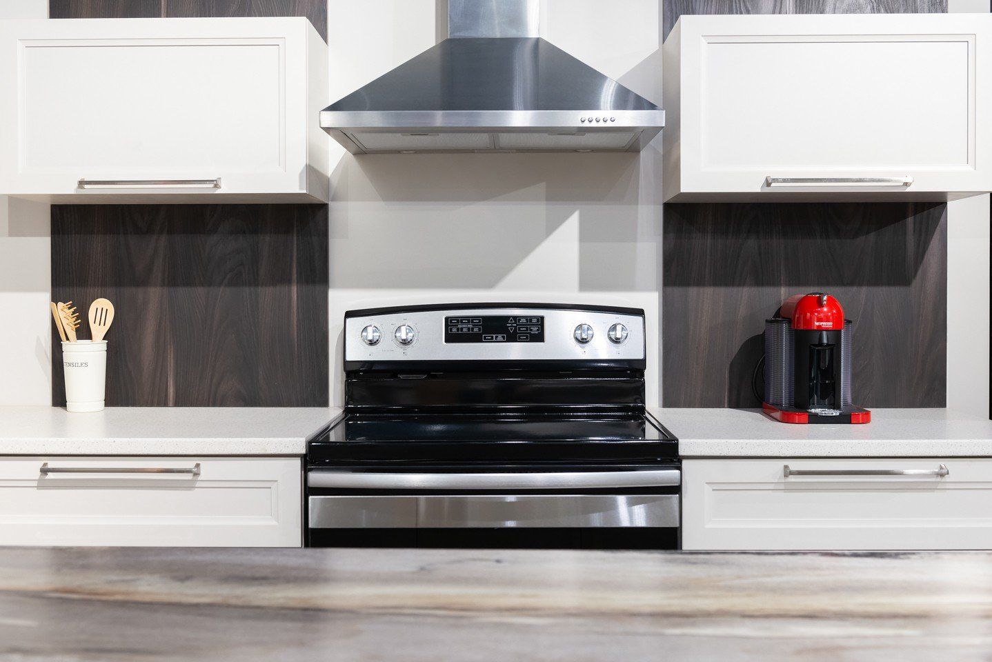 gros plan d'une cuisine moderne avec cuisinière à gaz
