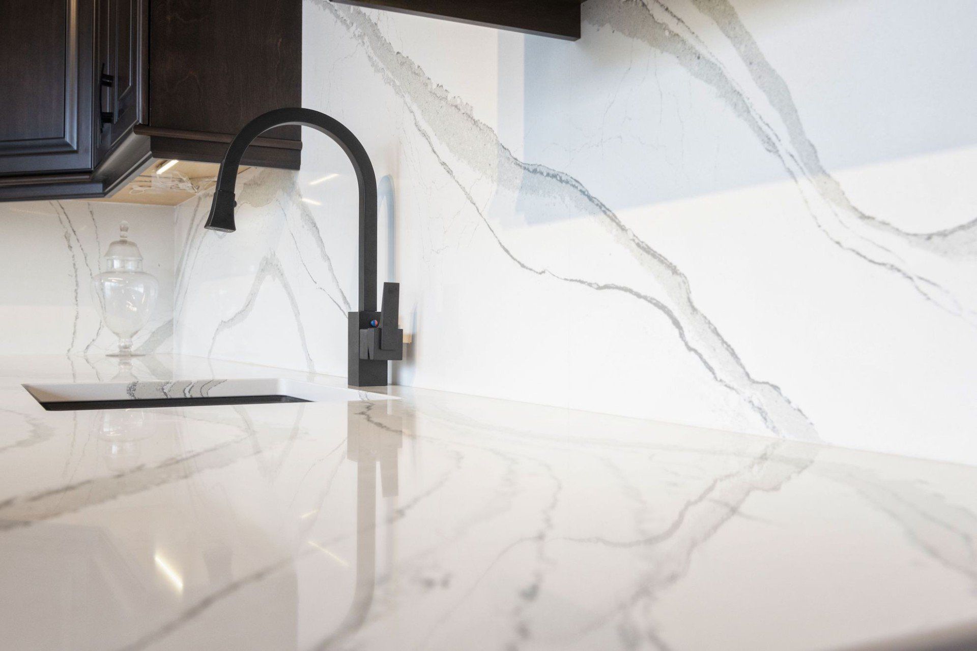 comptoir en granit blanc avec évier noir