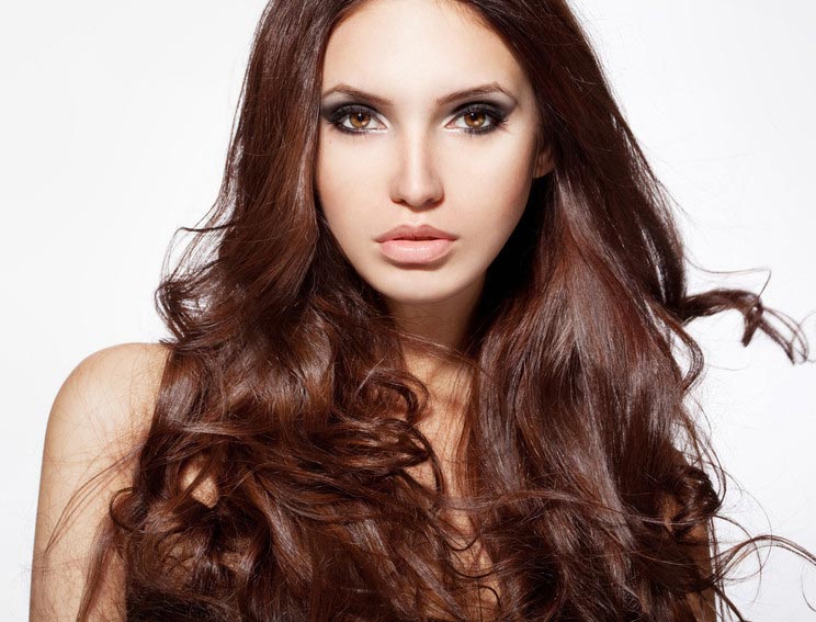 Barber prolongs the hair strands of hair buttoning