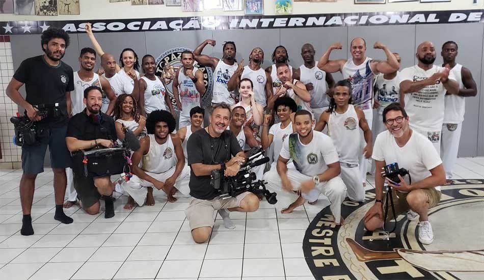 A group of people posing for a picture in front of a sign that says associacao internacional de