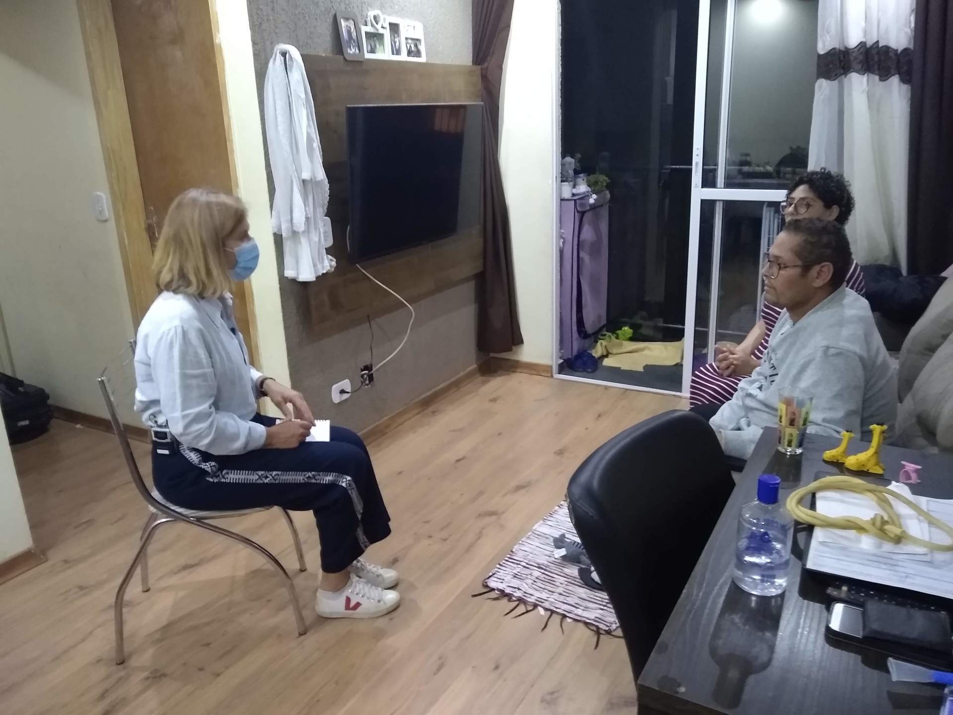 ITN correspondent Juliet Bremner interviewing São Paulo residents