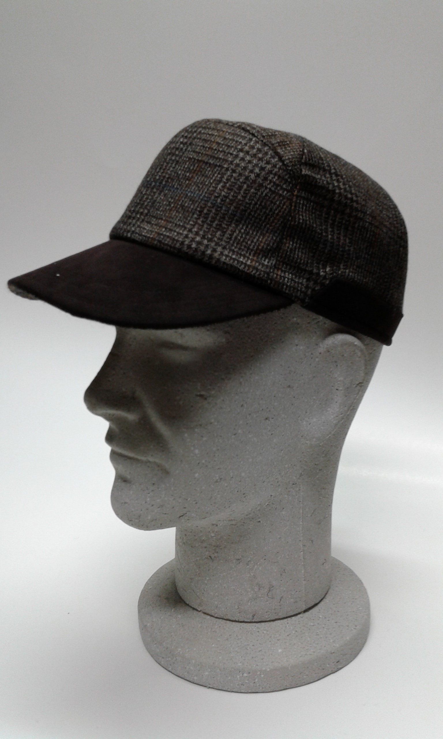manichino con cappello da uomo