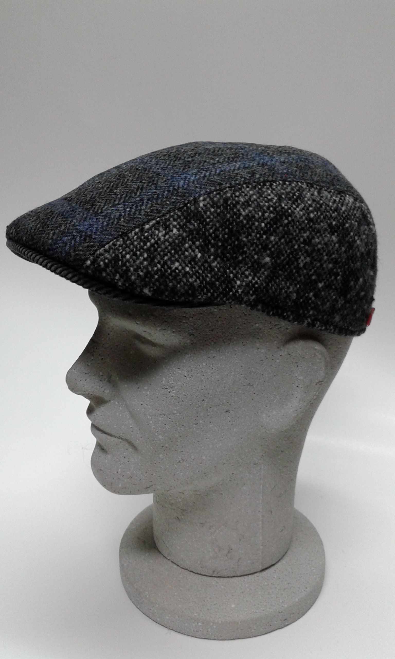 manichino con cappello da uomo