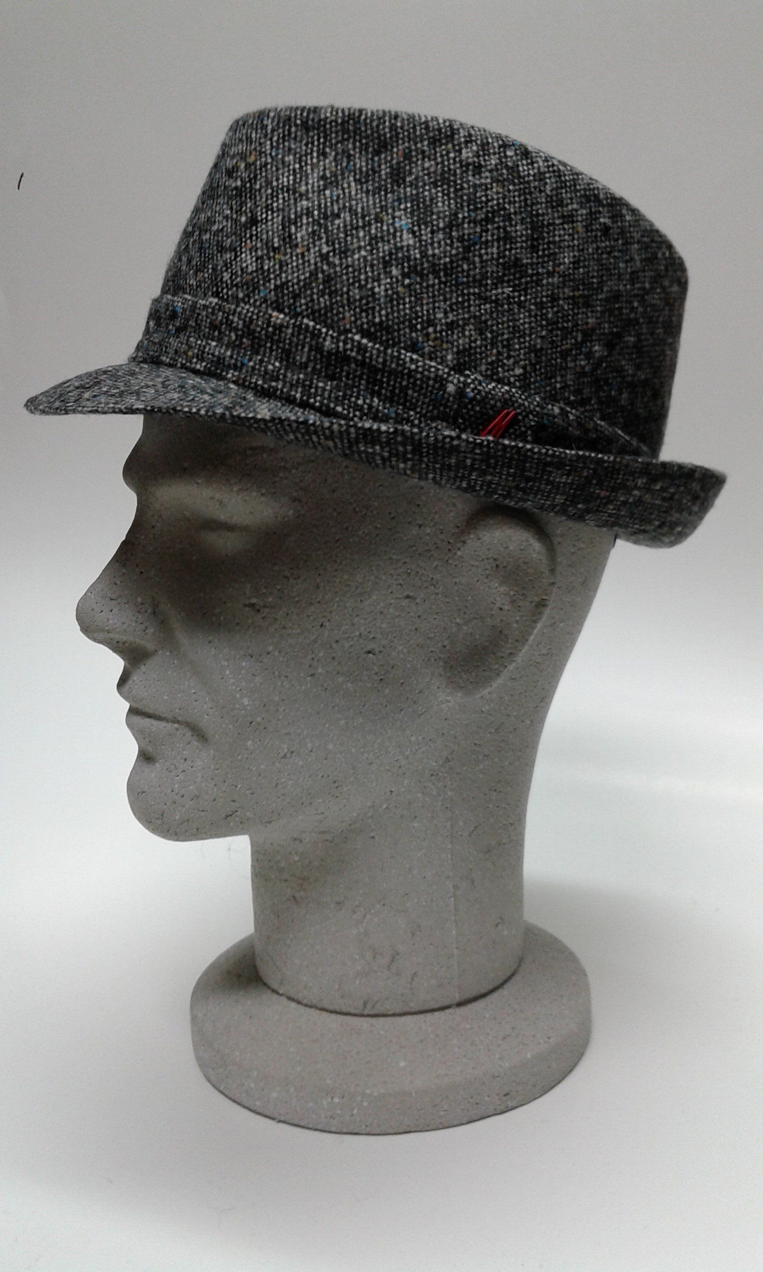 manichino con cappello da uomo