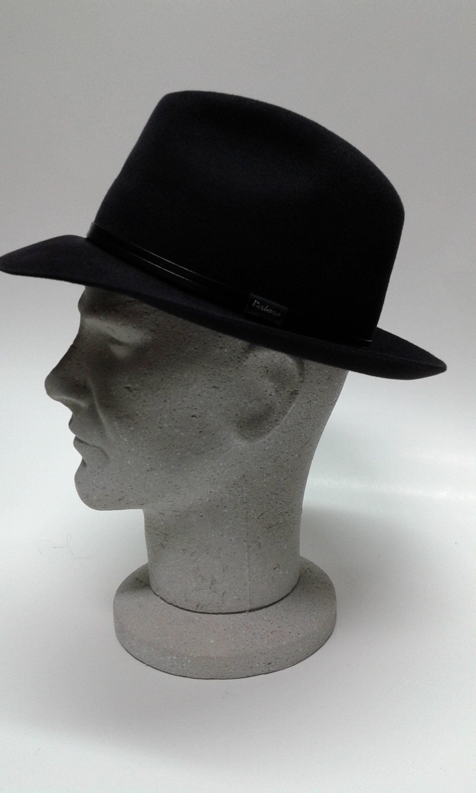 manichino con cappello da uomo