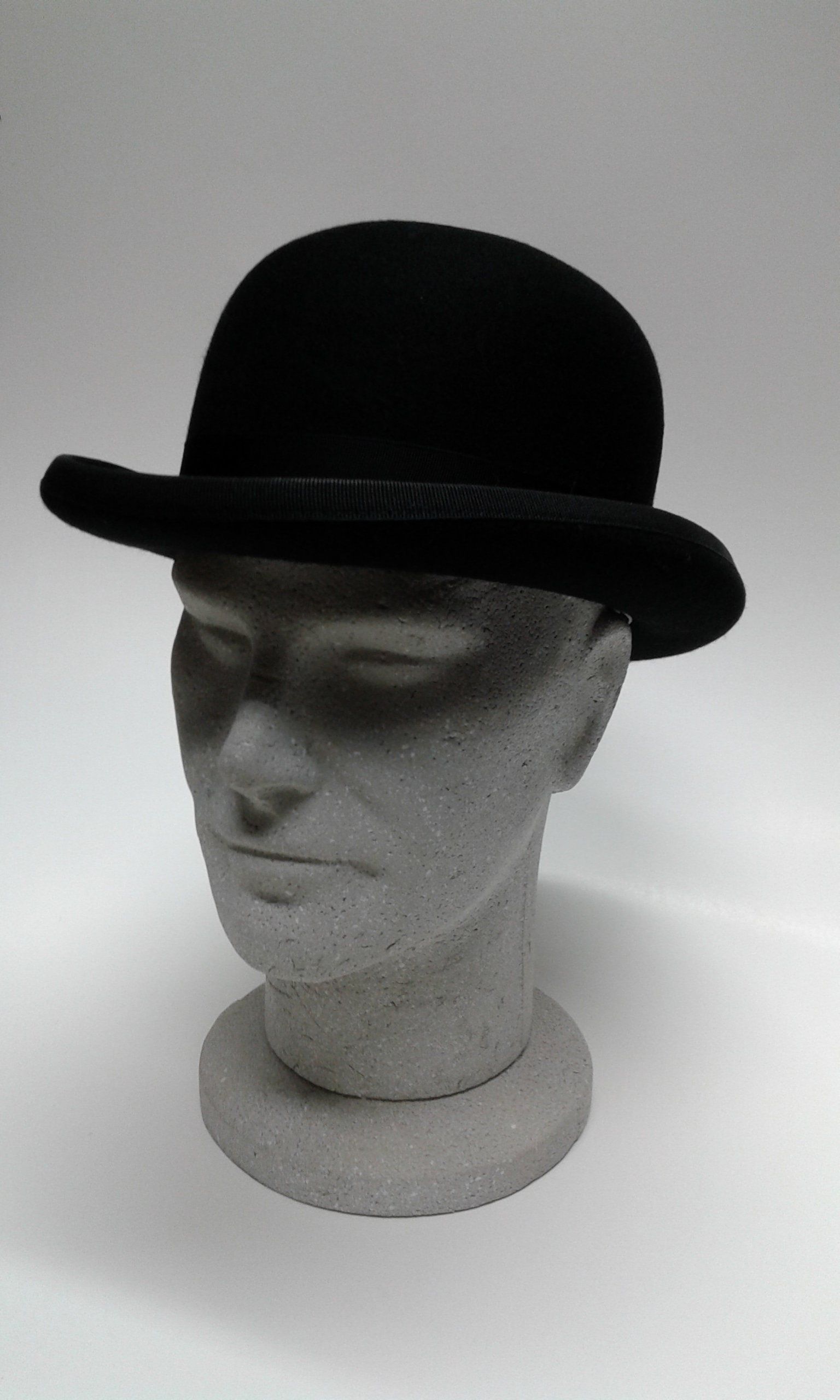 manichino con cappello da uomo